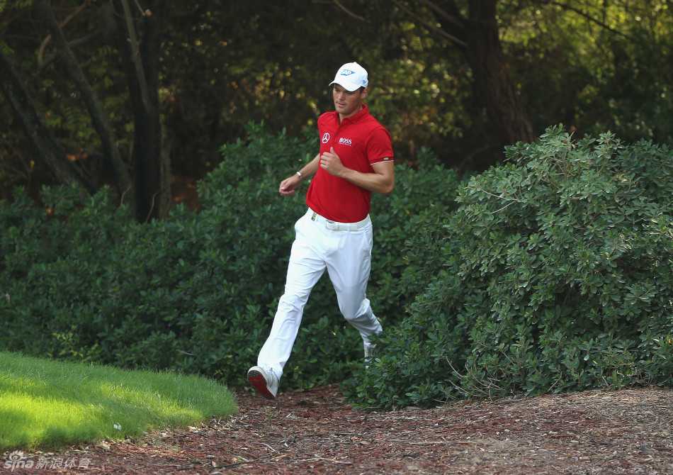 保尔特在失误后无奈地将球杆抛向空中，脸上写满了懊恼与不甘