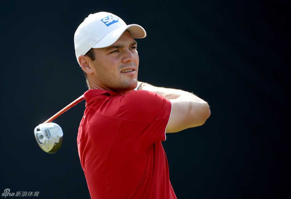 苏利文与球童激动撞拳，庆祝一记精彩进球的瞬间，两人笑容灿烂，共享胜利喜悦