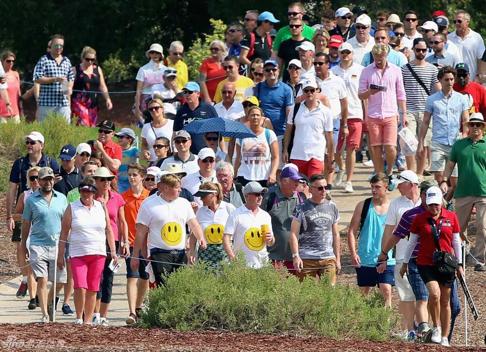 西班牙老将西蒙尼斯以一贯的从容派头准备击球，展现出独特的个人魅力