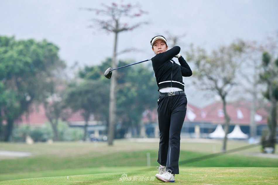 刘宇婕完成一次漂亮的击球后，球在空中划出一道优美的弧线飞向远方。