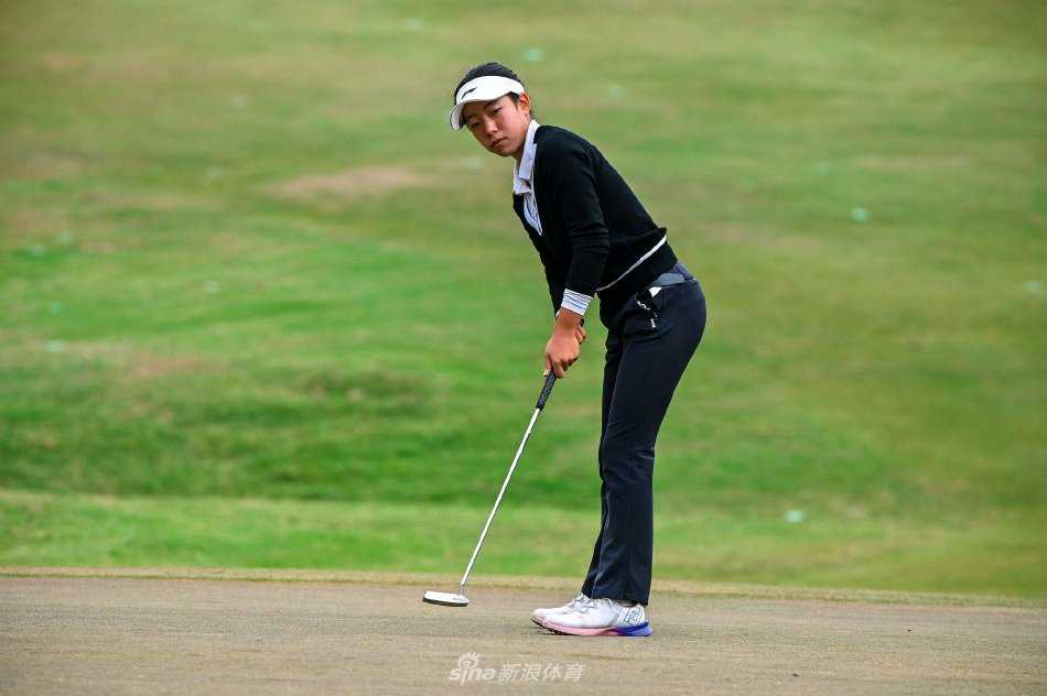 蓝天白云下的澳门高尔夫球场，风景如画，是竞技也是享受。