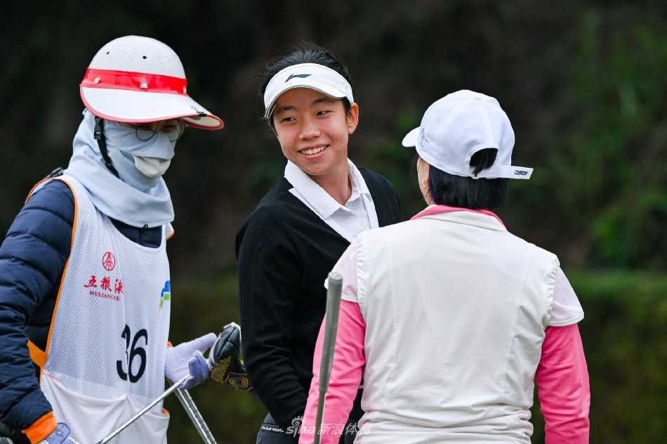 莫慧兰与刘宇婕在赛场边亲切交流，两代体育人的微笑温暖而充满力量。