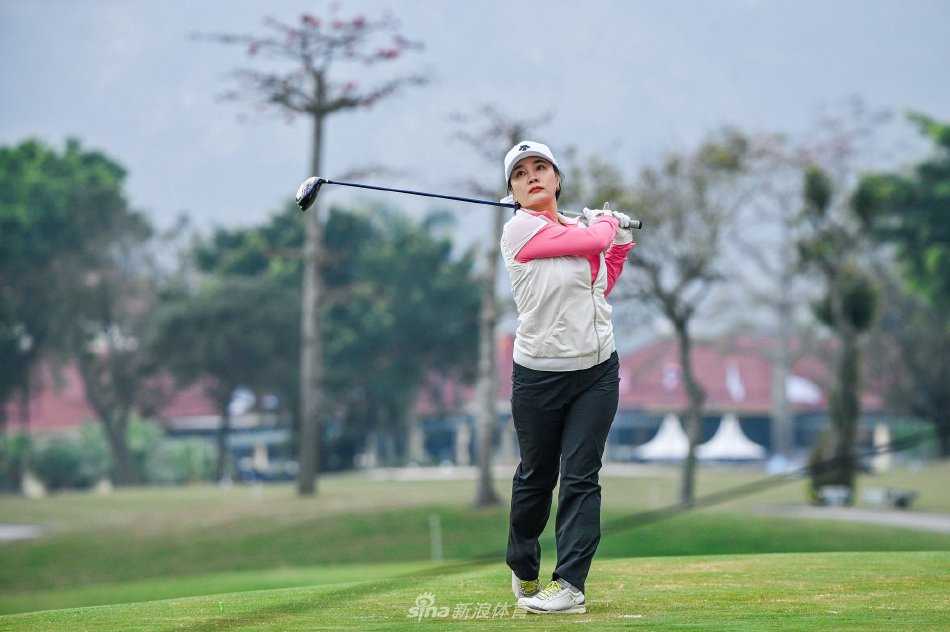 刘宇婕在果岭上仔细察看地形与球线，眼神专注而坚定。