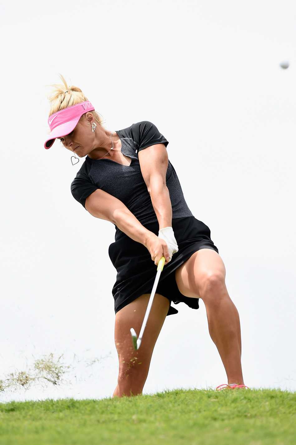 果岭光影间的高尔夫巾帼群像 丽贝卡站在树下仰头观望,评估着从树枝缝隙间将球击出的可能性与路线,寻找绝境中的一线生机。