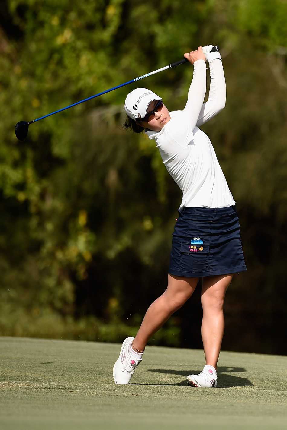 果岭光影间的高尔夫巾帼群像 程思嘉完成击球后身体充分扭转,收杆姿态优雅而稳定,目光从容地望向小球飞行的远方。