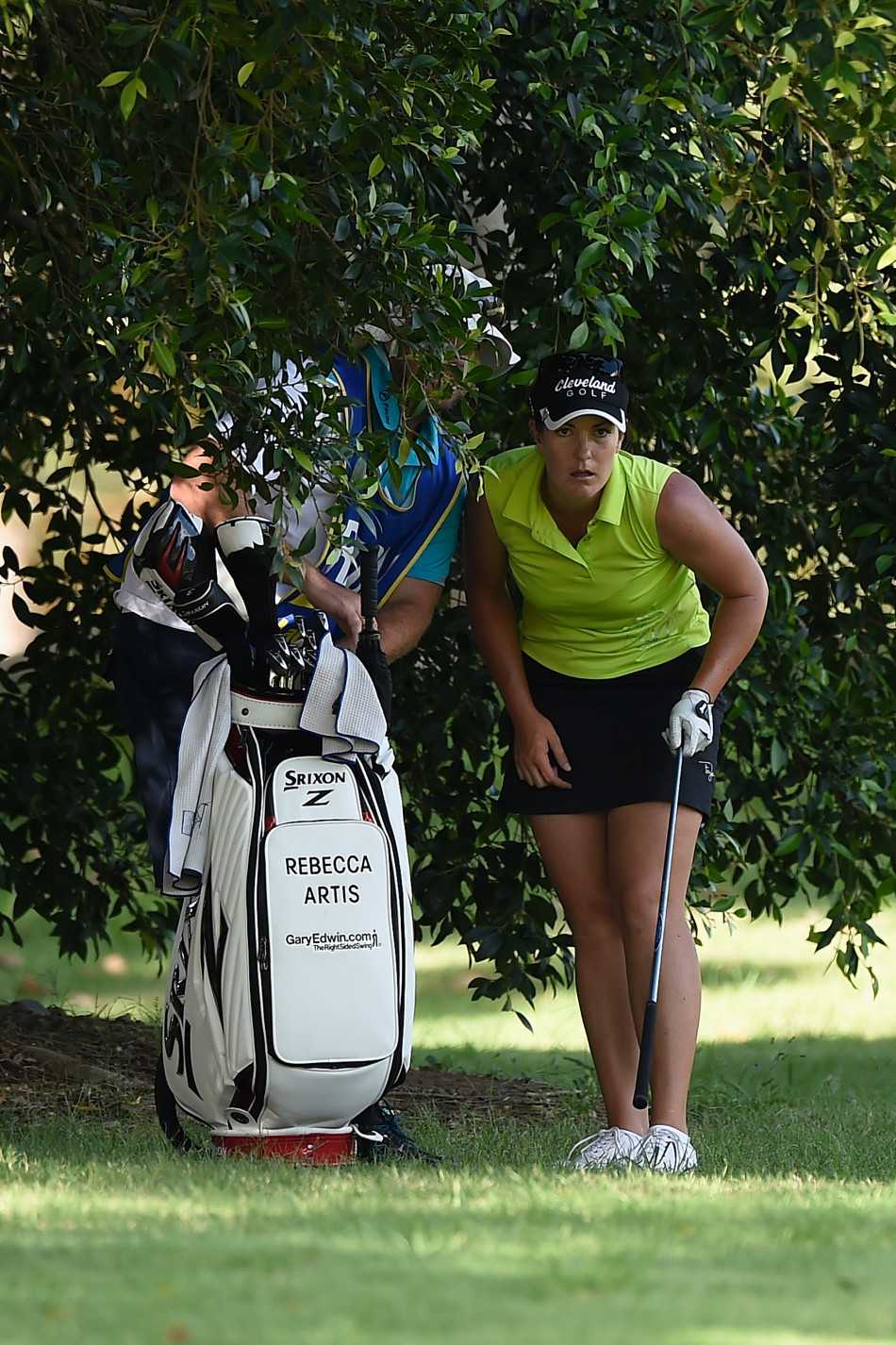 果岭光影间的高尔夫巾帼群像 挪威选手通吉·达夫因·鲁德在练习场专注挥杆,动作定格在充满力量的一瞬,彰显着日常训练的刻苦。