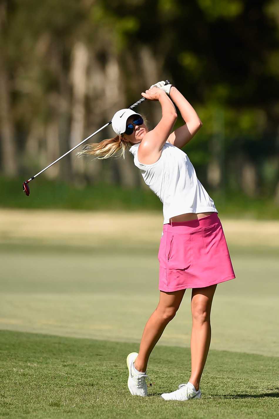 安妮-莉莎·高得尔在发球台完成一记漂亮的开球，身体完全释放，动作流畅而充满力量感。