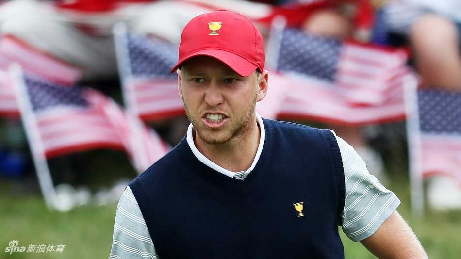 一位球员正弓身准备推击，球童单膝跪在果岭旁，神情紧张地注视着球洞，展现了团队协作的专注瞬间。