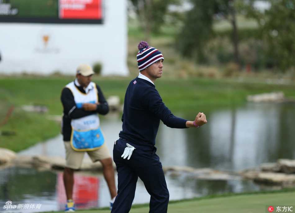 乔丹·斯皮思正与一位队友或对手专注交谈，手势坚定，仿佛在讨论关键的比赛策略或是一次争议判罚。