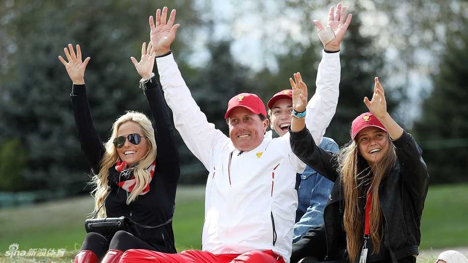 观众看台上，菲尔·米克尔森的家人正微笑着注视赛场，家庭的支持是球员在激烈竞技中最温暖的港湾。