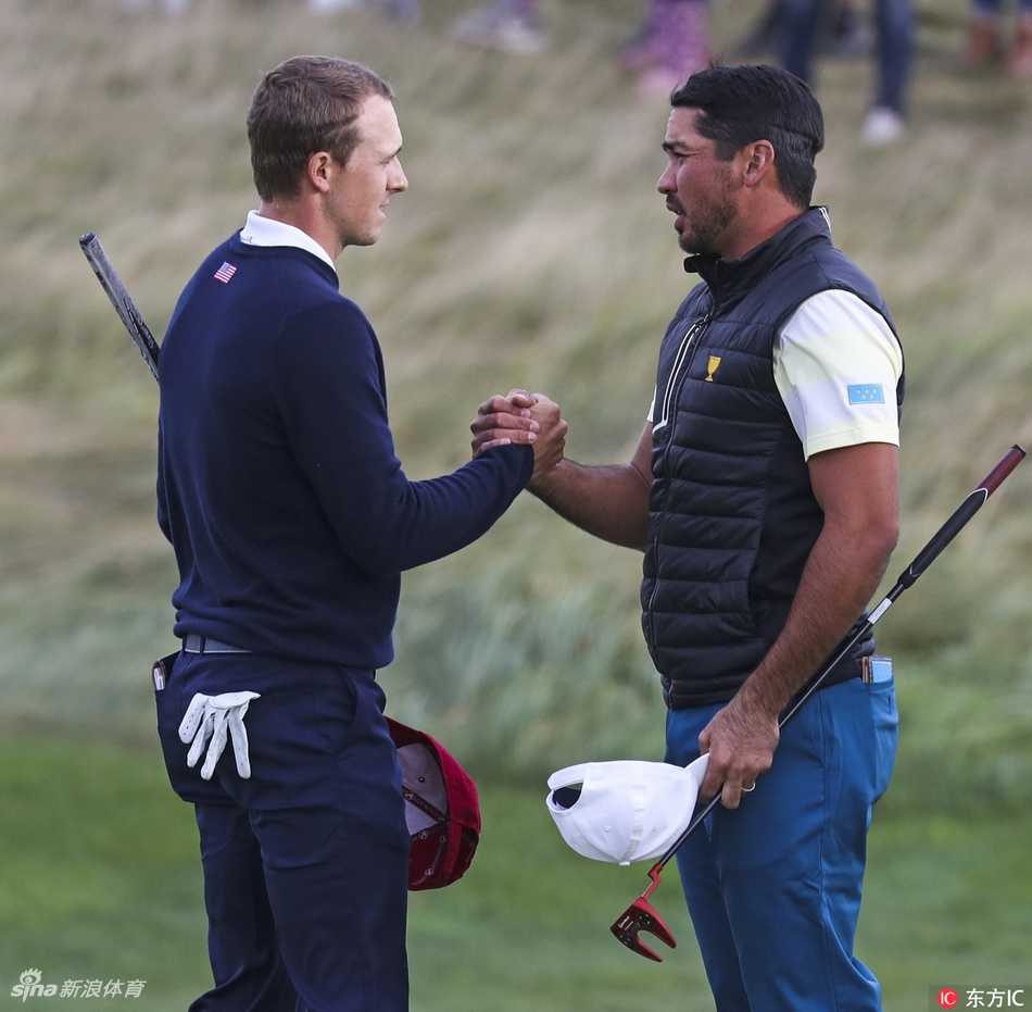 一位球员在果岭上轻柔地进行短推，背景的观众聚集注视，赛场氛围紧张而安静，突显了关键时刻的静谧压力。