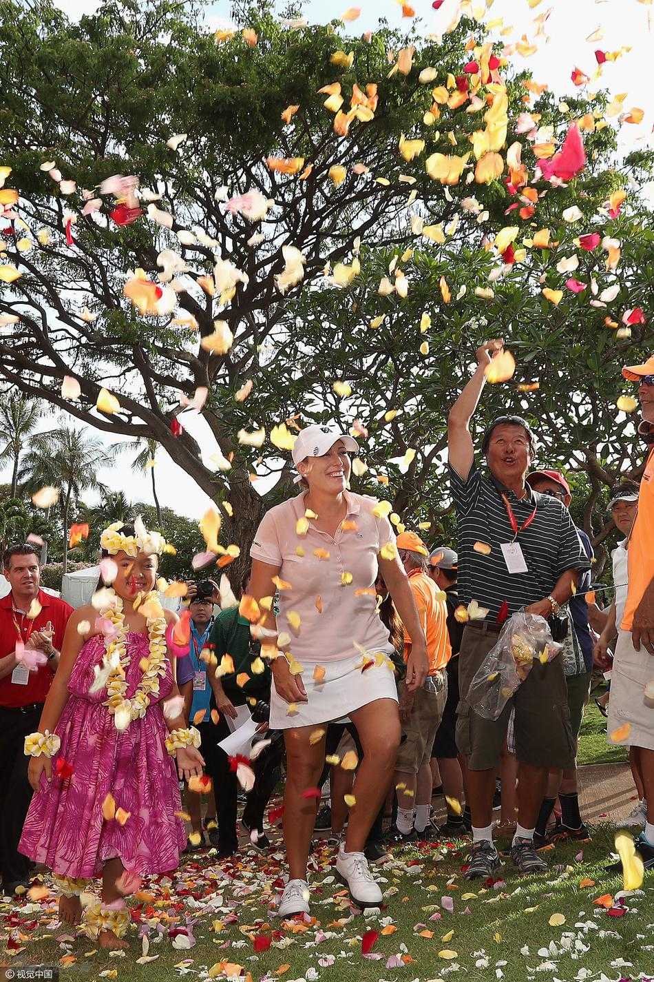高宝璟潇洒挥杆瞬间，球杆划出完美弧线，背景是绵延的夏威夷花海，仿佛整个自然都在为她的回归喝彩。
