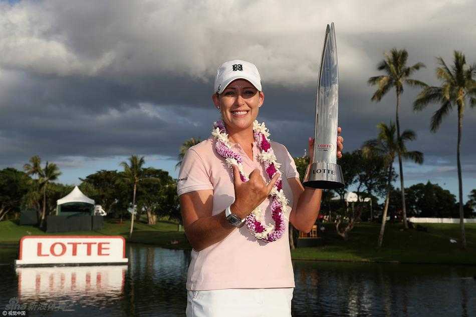 香槟浴激情上演，金色酒液在空中划出耀眼弧线，科尔在喷洒的香槟中开怀大笑，庆祝这来之不易的第19冠。