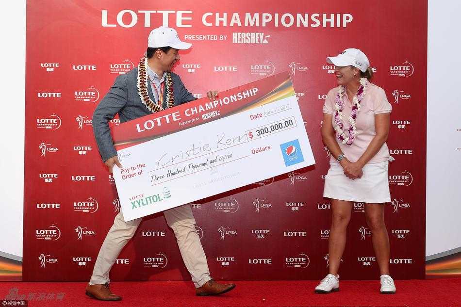 科尔跳起欢快的夏威夷冠军之舞，草裙随风轻摆，身后是金色的夕阳与摇曳的棕榈树剪影。