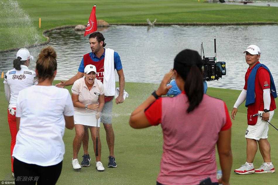 冠军自拍时刻，科尔头戴花环手持奖杯，笑容如夏威夷阳光般灿烂，周围是簇拥的鲜花与笑脸。