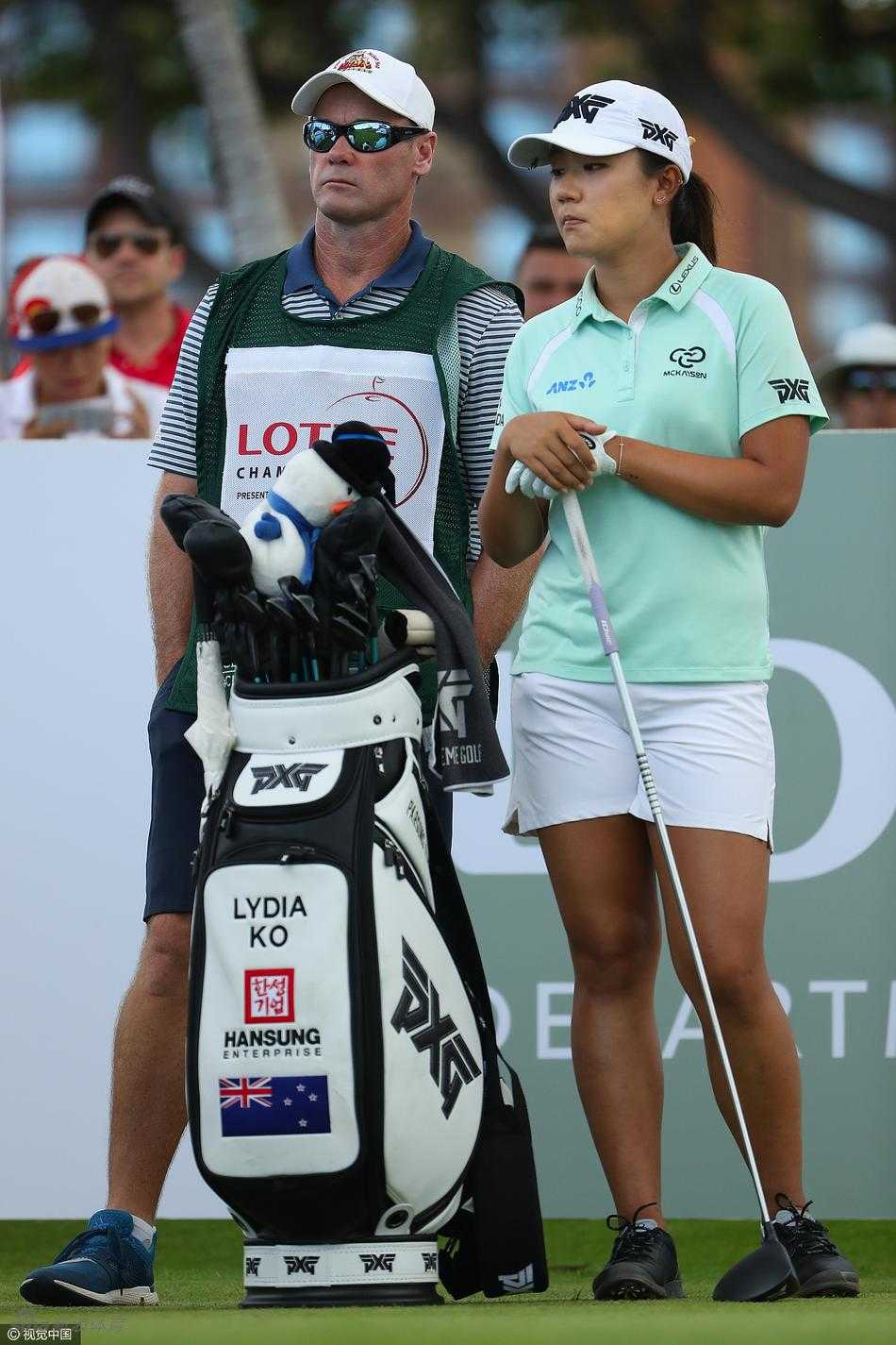 巨大的冠军支票被高高举起，科尔站在中间，两旁是并列亚军田仁智与张洙连，共同分享荣耀时刻。