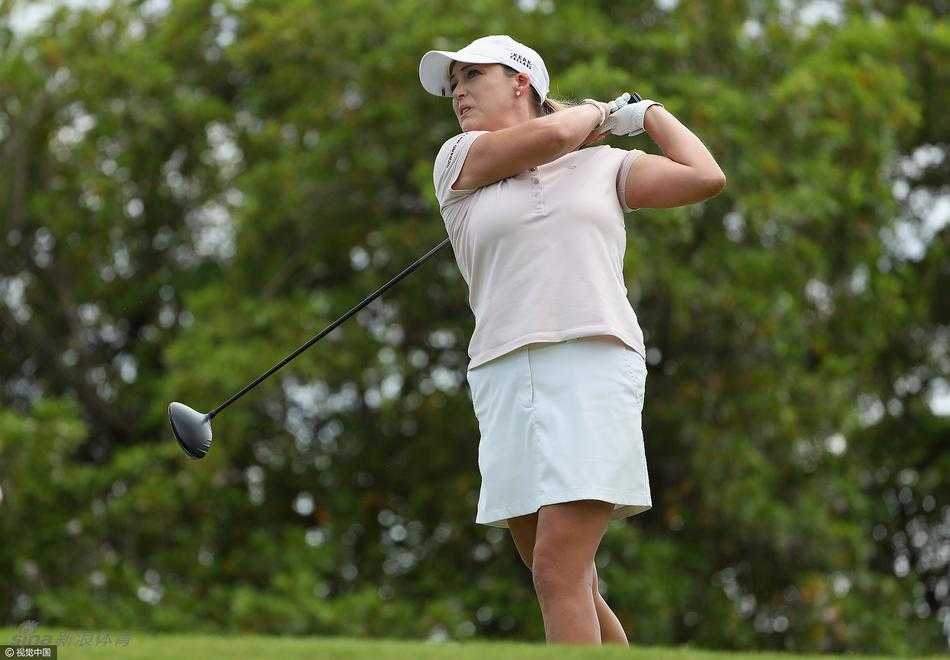 科尔特写镜头，她深情亲吻冠军奖杯，眼角泛起幸福的泪光，所有努力与坚持在此刻化作永恒荣耀。