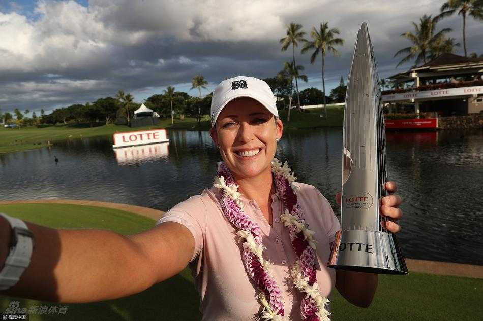 赛事全景图，落日余晖下的夏威夷高尔夫球场美如画卷，果岭、沙坑、海景与远山构成一幅宁静而壮丽的胜利背景。