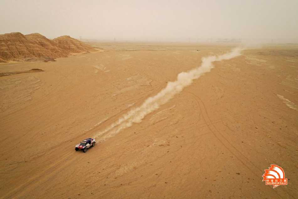 赛车在满是碎石的荒漠路段飞跃，车身在强烈日光下映出冷冽金属光泽，四轮离地瞬间仿佛挣脱了地心引力。