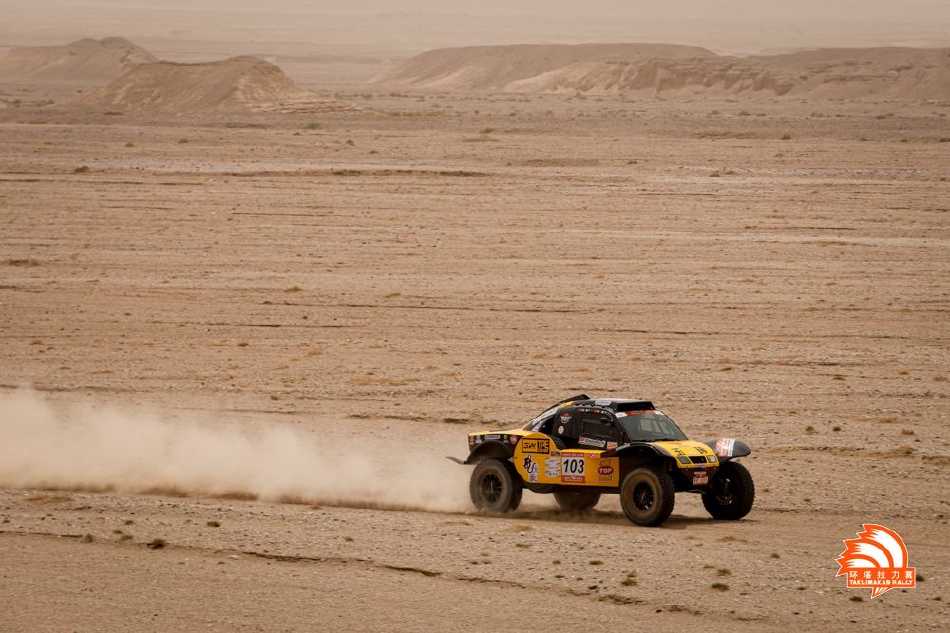 一辆摩托车手飞跃沙丘，身影在空中舒展，与远处巍峨的雪山同框，构成力与美、动与静的震撼画面。