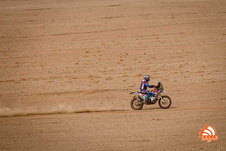 夕阳西下，金色的余晖洒满辽阔的戈壁，一辆赛车化作剪影，在无垠天地间勾勒出孤独而坚定的行进路线。