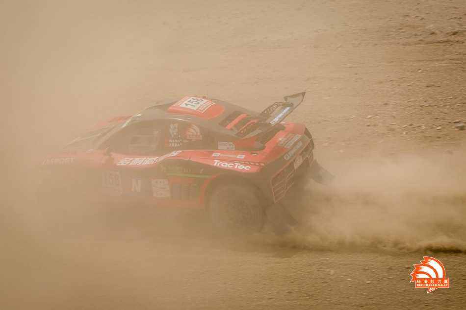 赛车疾驰而过，车轮溅起河床中浑浊的水花，瞬间的动感将荒野的寂静击得粉碎，留下生命的强烈印记。