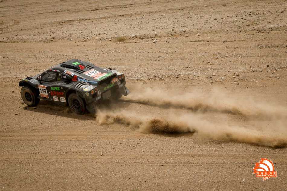 车队在晨曦中编队行驶于荒野公路，浩浩荡荡，宛如现代版的丝绸之路商队，奔赴下一个挑战之地。