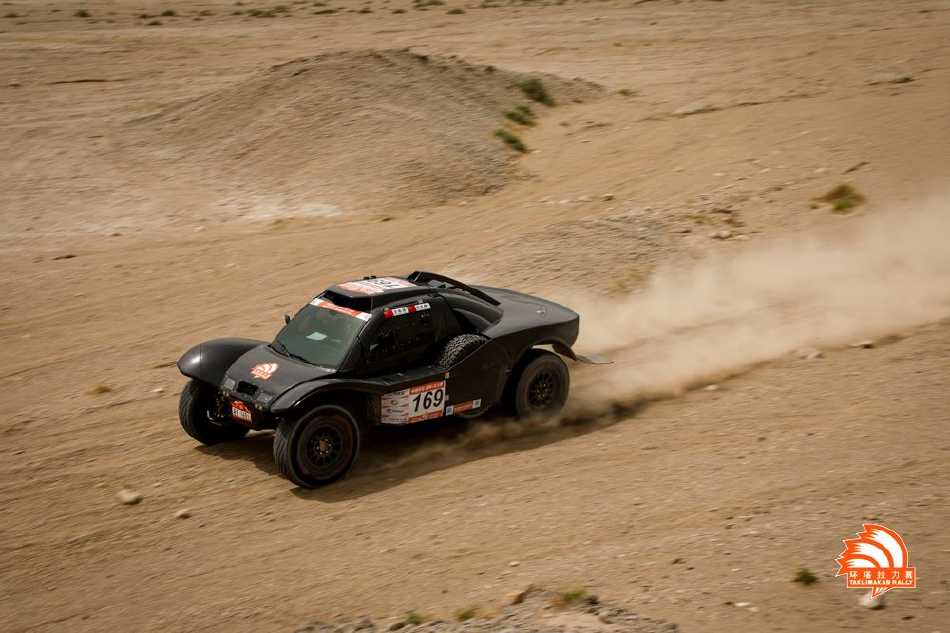 夜幕笼罩大漠营地，维修区的灯光与帐篷的星点暖光交相辉映，为拼搏了一天的勇士们提供着休整与温暖的港湾。