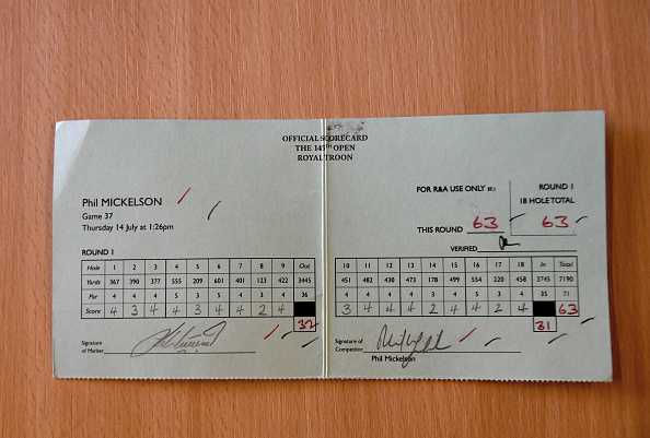 果岭边上那一英寸的历史叹息米克尔森与六十二杆擦肩而过的遗憾与荣光 白色小球在洞杯边缘绝望地滑行半周后涮洞而出,米克尔森难以置信地单手抚额,历史在最后半英寸与他开了个残酷的玩笑。