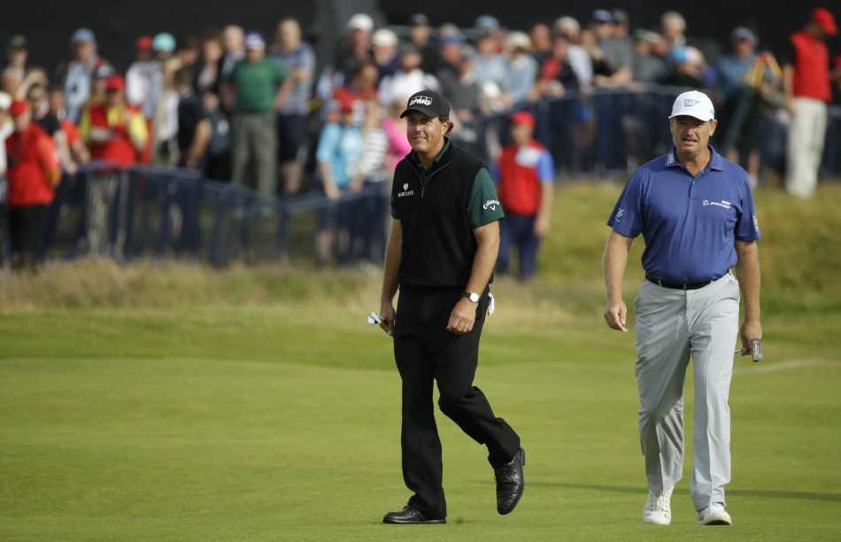 果岭边上那一英寸的历史叹息米克尔森与六十二杆擦肩而过的遗憾与荣光 米克尔森在苏格兰海风与阳光下挥杆,身姿稳健,这一天他的每一次击球都近乎完美。