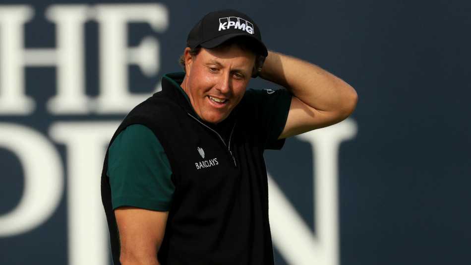 果岭边上那一英寸的历史叹息米克尔森与六十二杆擦肩而过的遗憾与荣光 米克尔森在赛后接受采访,脸上带着复杂的笑容,那笑容里既有对卓越一轮的欣慰,也有一丝挥之不去的遗憾。