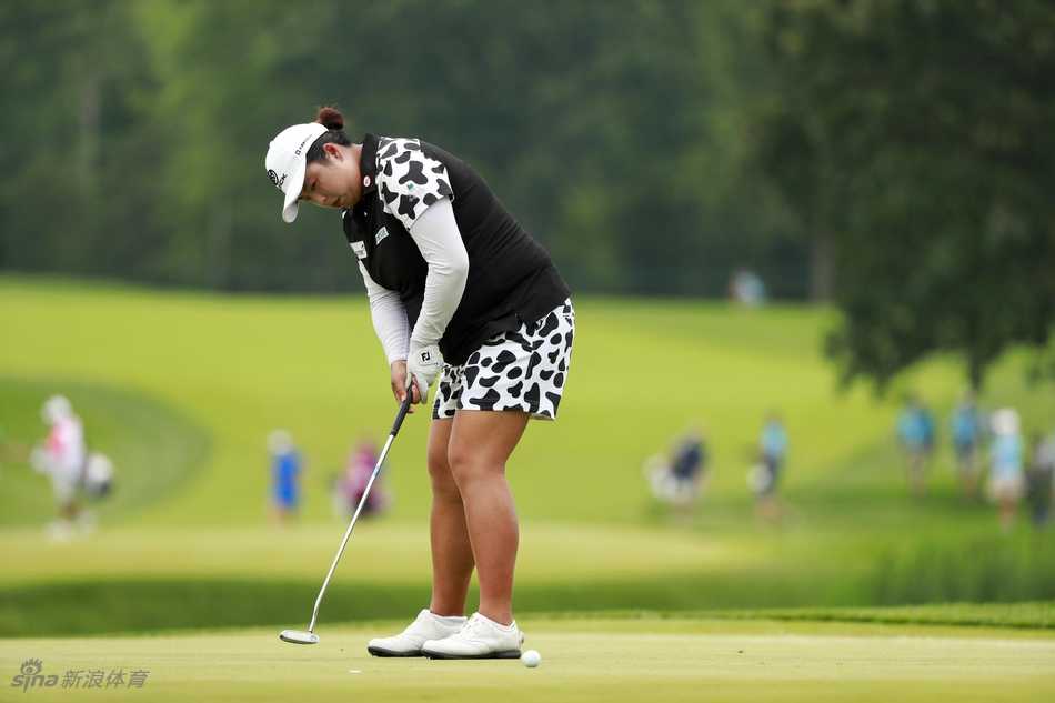 高宝璟全神贯注地准备开球，她的姿态稳定而放松，目光如炬地望向前方的球道，展现着超越年龄的成熟与霸气。