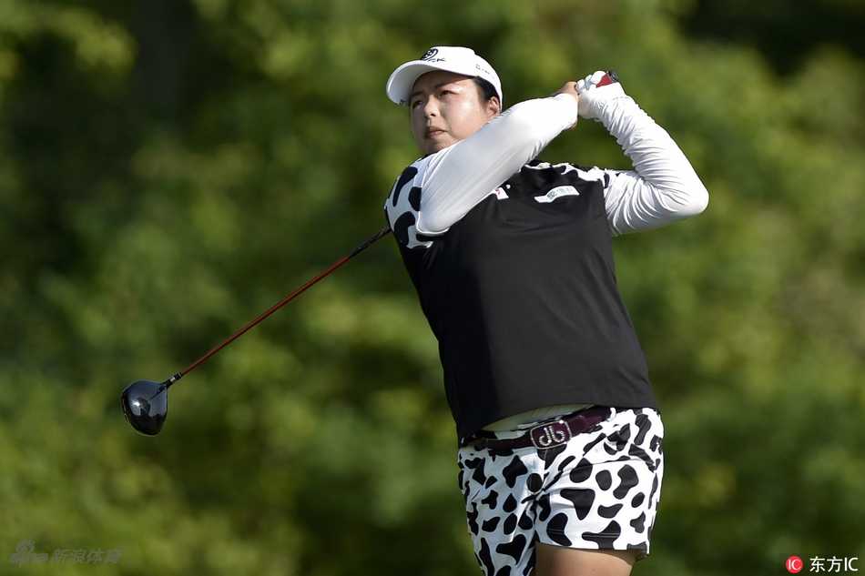 冯珊珊在球道上流畅地挥动铁杆，动作协调而充满力量，阳光将她的身影拉长，球在空中划出精准的轨迹飞向果岭。