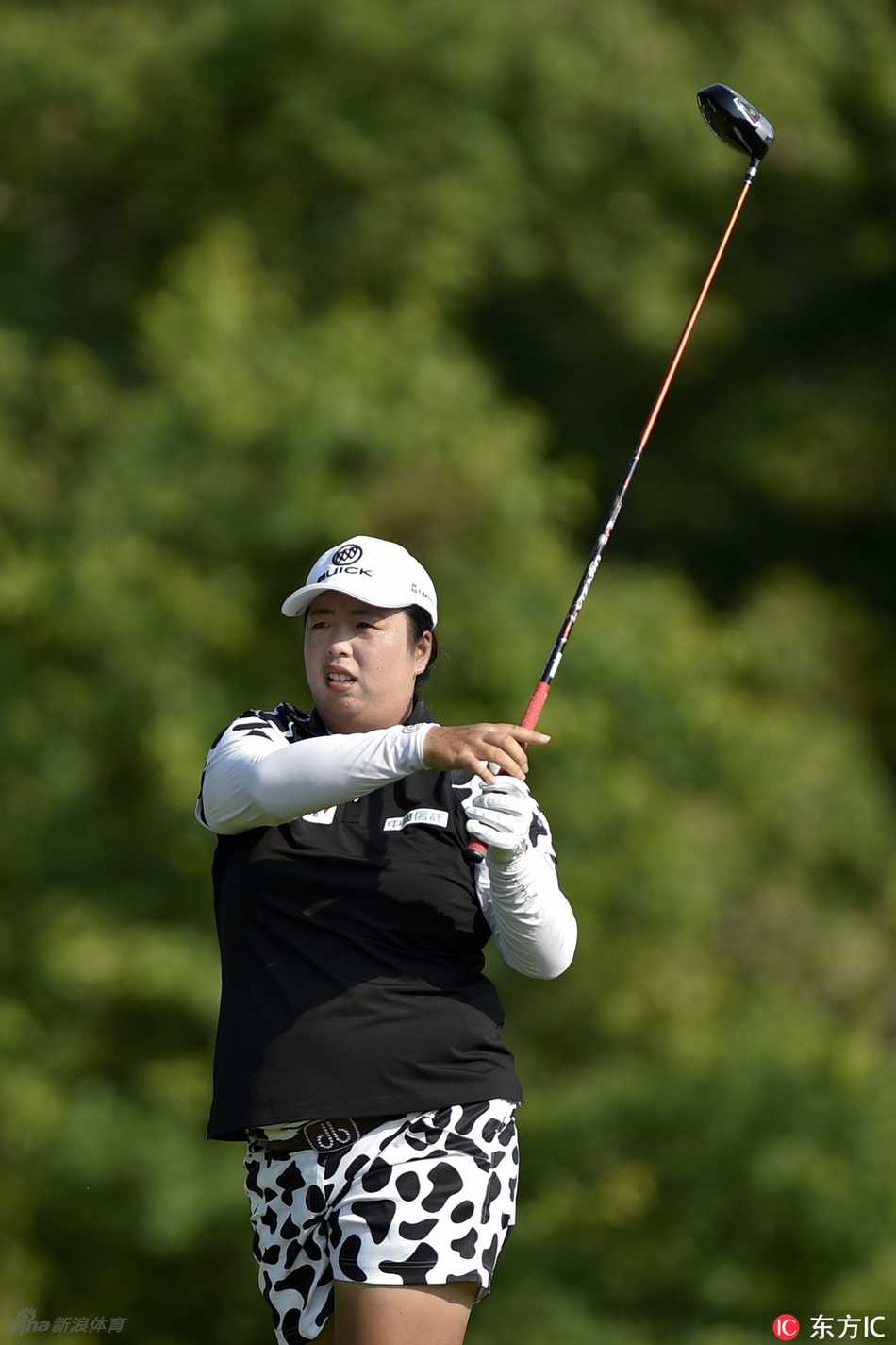 冯珊珊屏息凝神，完成一次关键推杆，她的眼神紧盯着球洞，整个世界仿佛都安静了下来，只剩下这次决定胜负的滚动。