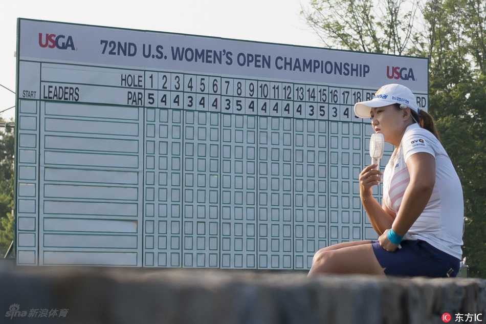 赛事记分板特写，清晰显示着球员的杆数与排名，冰冷的数字背后是场上炽热的争夺与起伏跌宕的命运。