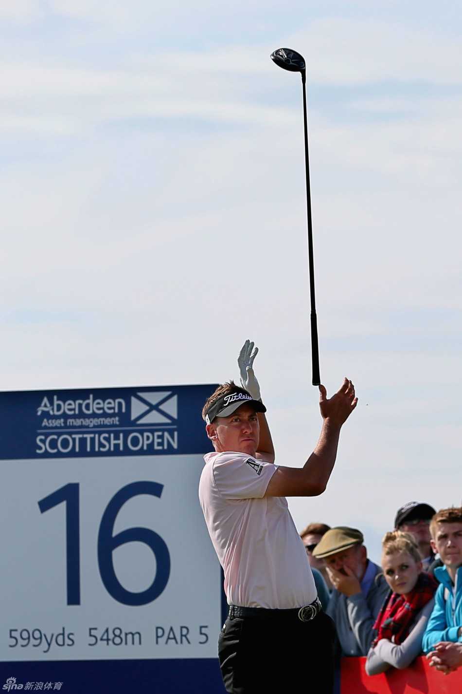 里奇-富勒完成一记潇洒而有力的开球，身体扭转的弧线与球杆划出的轨迹浑然一体，展现了高尔夫运动优雅与力量的完美融合。