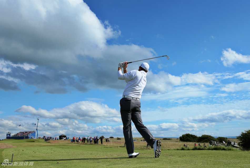 名将贾第双膝跪地，聚精会神地审视着果岭上微妙的起伏与草纹走向，他紧锁的眉头与专注的眼神，仿佛正在与大地进行一场无声的对话。