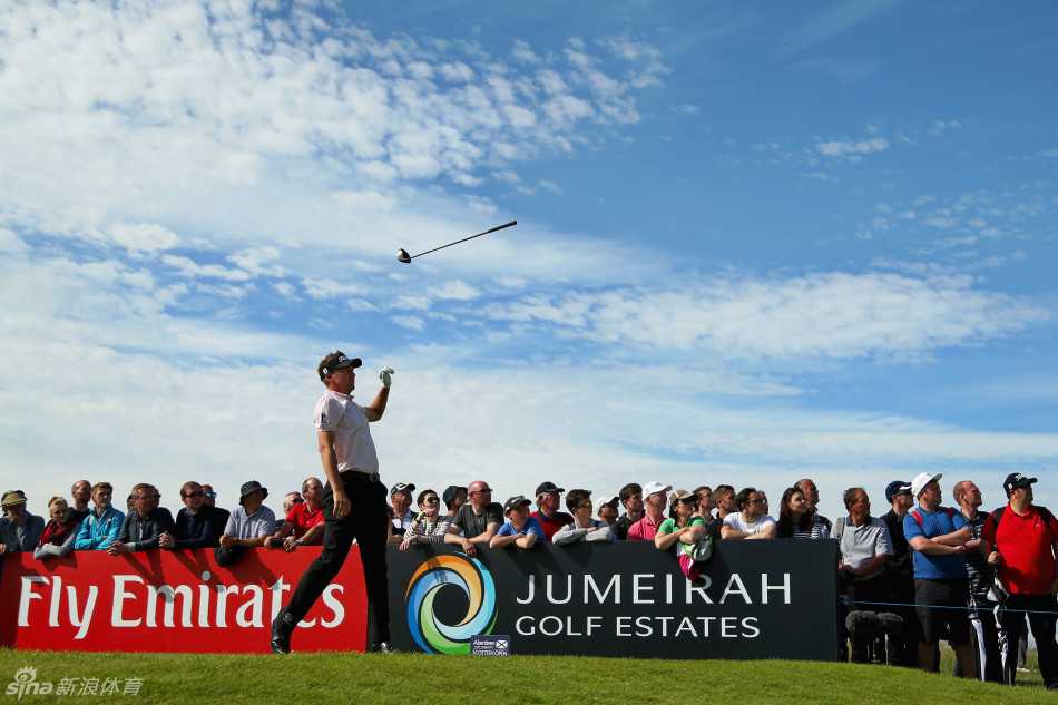 保尔特在一次令人失望的击球后，毫不犹豫地将球杆抛向空中，动作中充满了瞬间的懊恼与宣泄。