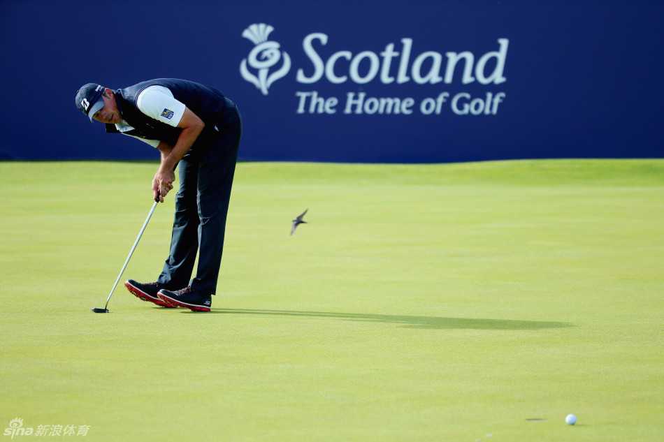 一颗高尔夫球在洞杯边缘划过，留下令人心碎的细微擦痕，这咫尺天涯的距离，往往是狂喜与失望的分界线。