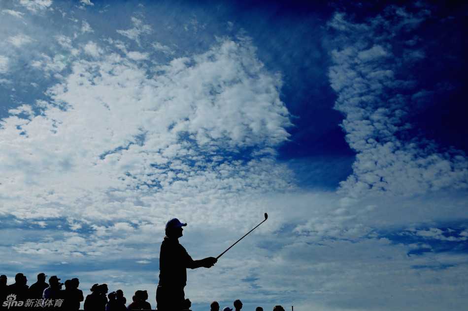 保尔特仰头望天，脸上写满了失落与难以置信，所有的努力与期待在那一刻化为一声无声的叹息。