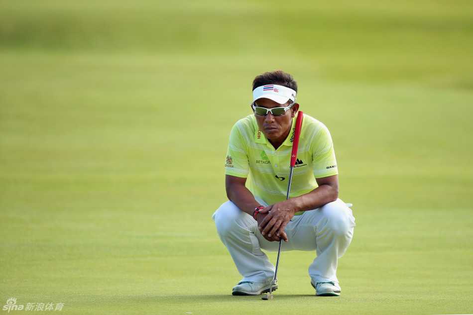 观众们聚集在赛场边，脸上凝聚着紧张与期待混杂的复杂表情，他们的目光紧随着球手的一举一动，共同呼吸，共享着高尔夫运动带来的悲喜瞬间。