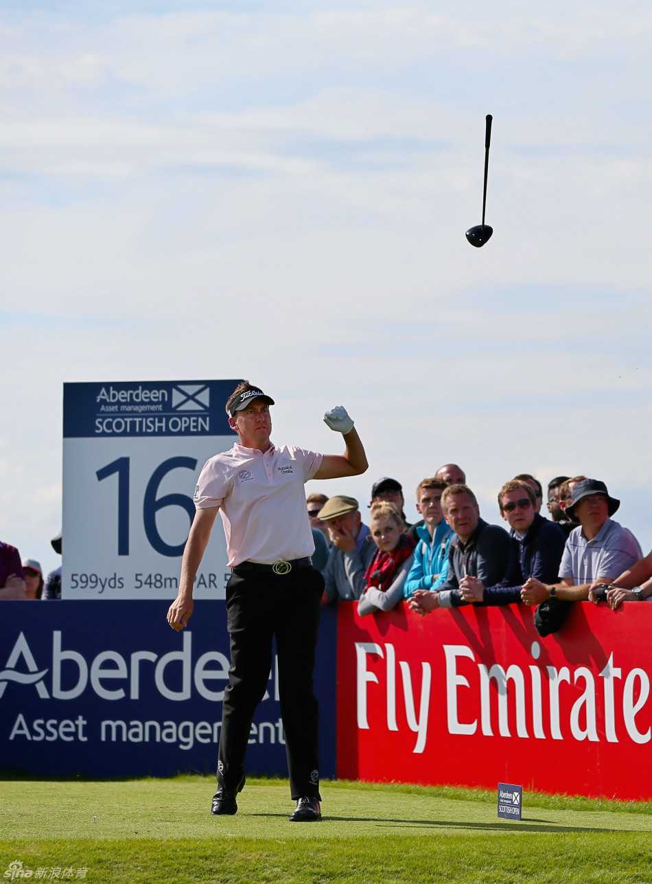 浓重的黑云低沉地笼罩在圣安德鲁斯球场上空，与地面上明亮的果岭形成强烈对比，预示着风暴将至，也象征着比赛关键时刻的巨大压力。