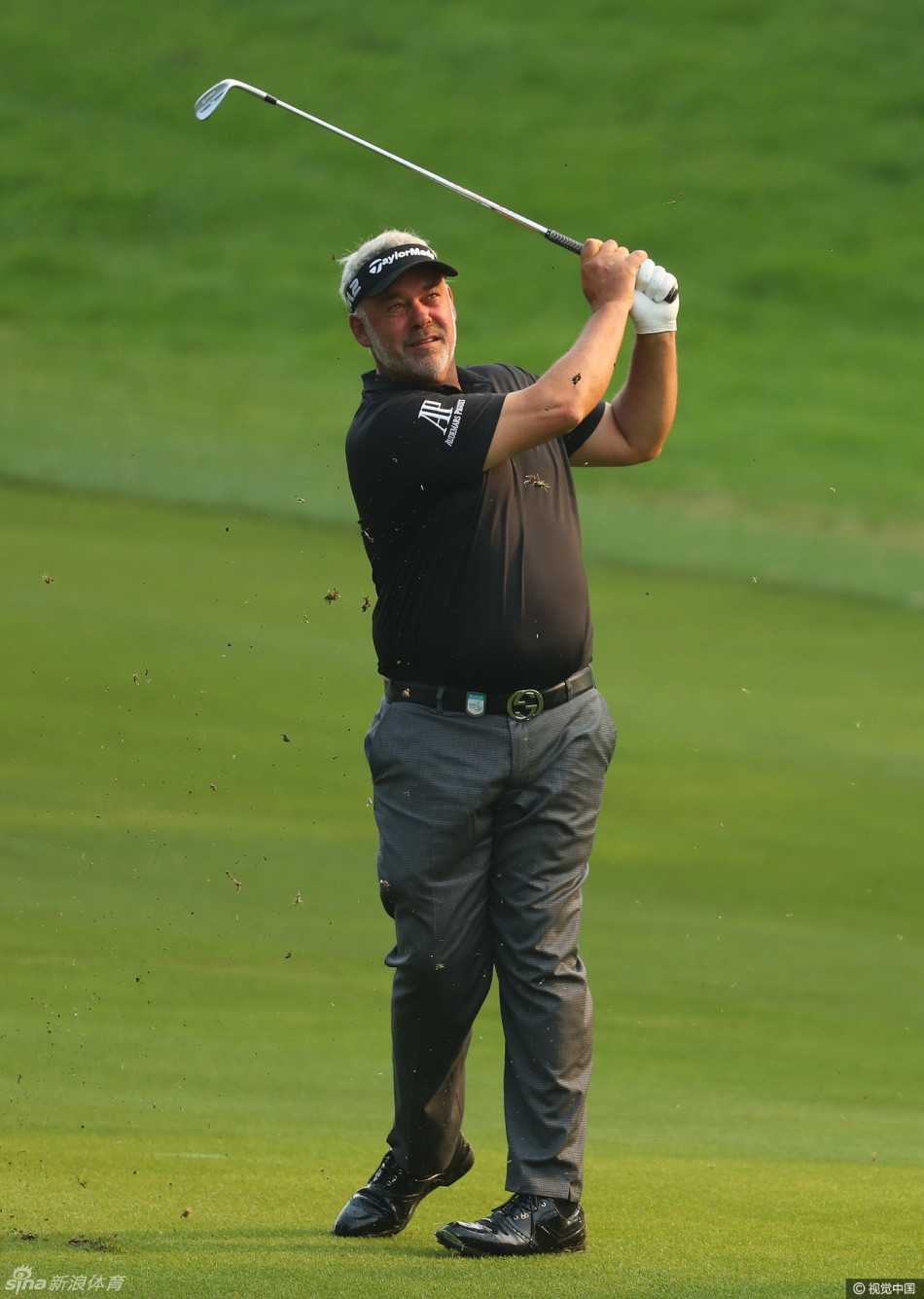 烈日与风沙下的高尔夫战役茨瓦内公开赛南非群雄并起 中国高尔夫球手李昊桐在茨瓦内公开赛的烈日下,目光坚毅地凝视远方开球,白色帽子在阳光下格外醒目。