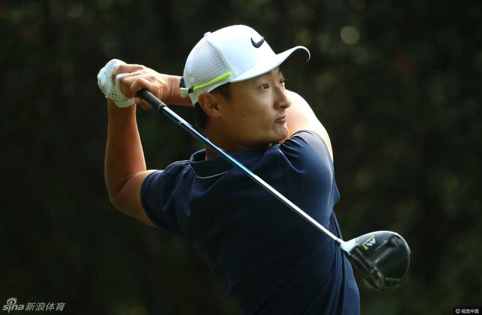 烈日与风沙下的高尔夫战役茨瓦内公开赛南非群雄并起 北爱尔兰球手迈克尔侯依在果岭边与球童专注讨论,共同观察复杂的球位线略。