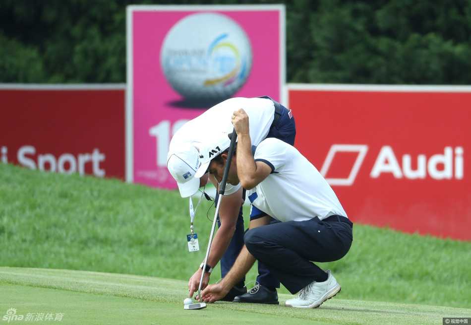 烈日与风沙下的高尔夫战役茨瓦内公开赛南非群雄并起 南非本土球手乔治坎瑟亚在激烈的比赛间隙,仰头畅饮矿泉水补充水分,展现出运动员最真实的一面。