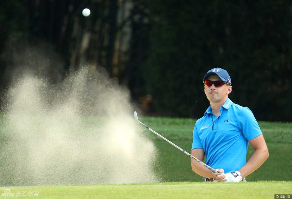 烈日与风沙下的高尔夫战役茨瓦内公开赛南非群雄并起 前英国公开赛冠军达伦克拉克正在全力挥杆,身体充分扭转,力量感十足。