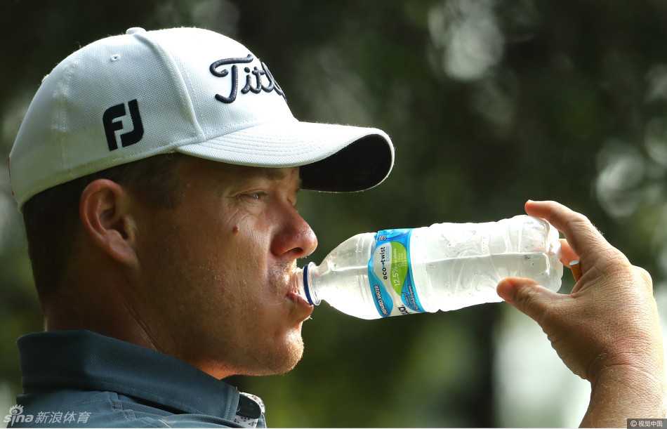 烈日与风沙下的高尔夫战役茨瓦内公开赛南非群雄并起 一位黑人高尔夫球手在茨瓦内公开赛的球道上稳健挥杆,展现了高尔夫运动的多元与包容。