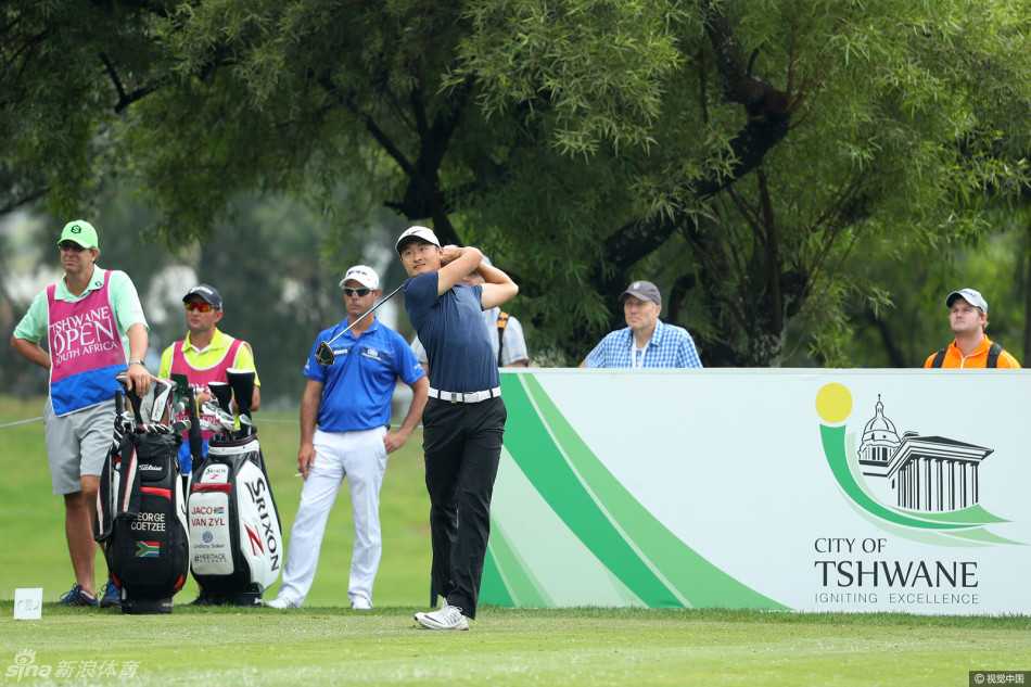 烈日与风沙下的高尔夫战役茨瓦内公开赛南非群雄并起 中国球手吴阿顺在比赛中交出记分卡,表情专注而认真。