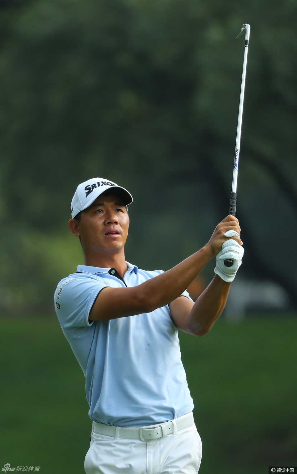 佛山公开赛冠军英格兰人阿米蒂奇在果岭上凝神准备推杆，专注的神情仿佛世界只剩下他与球洞。