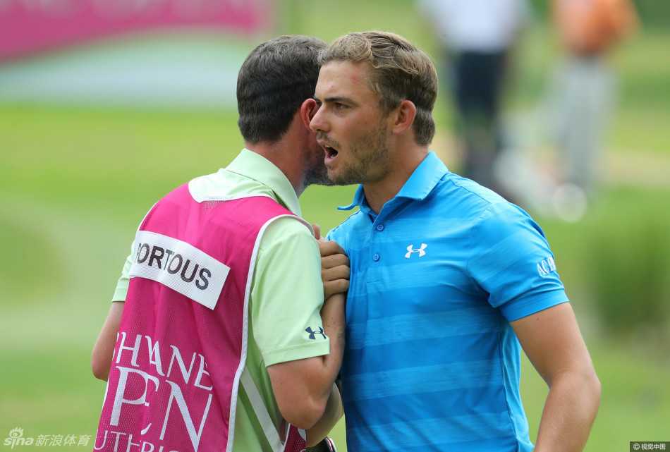 烈日与风沙下的高尔夫战役茨瓦内公开赛南非群雄并起 南非球手海登波蒂厄斯在推入关键一球后,兴奋地与身后的球童击掌庆祝胜利时刻。